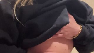 Blonde Fitness Model AbbyLynnxxx Teases in the Gym